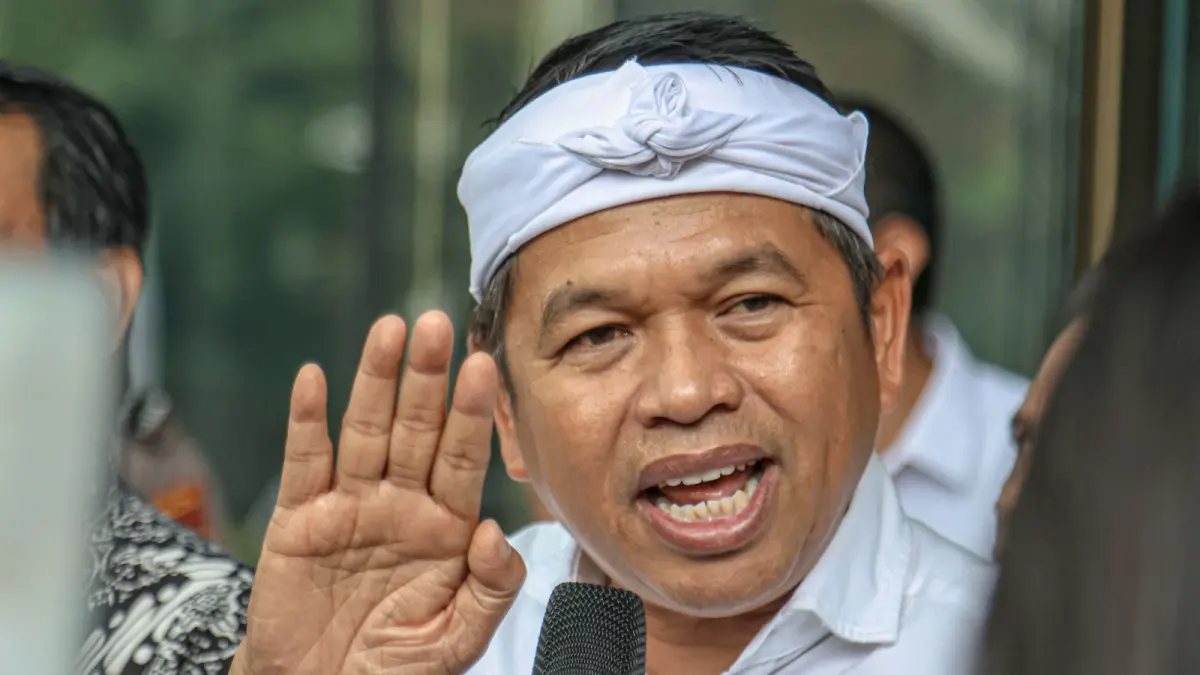 Gubernur Jawa Barat Dedi Mulyadi (tengah) keluar dari Gedung Merah Putih KPK, Jakarta (2025). (Hanung Hambara/Jawa Pos)

