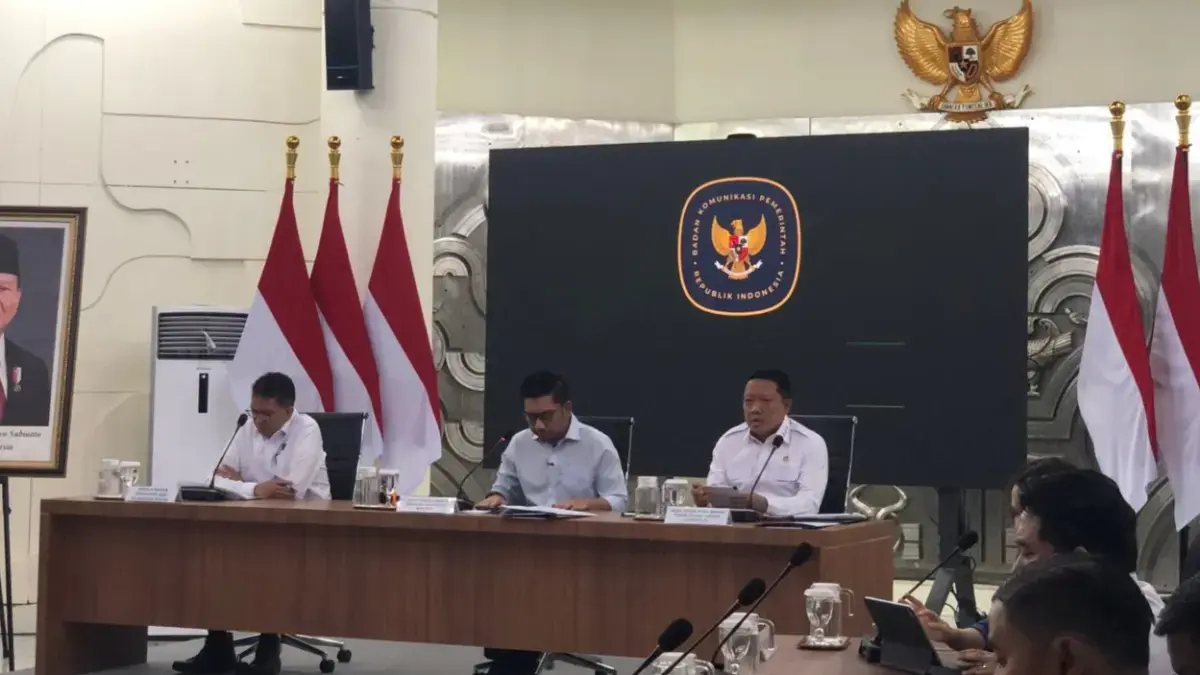 JAM Pidsus Kejagung Febrile Adriansyah saat menyampaikan keterangan kepada awak media di Kantor Bakom pada Rabu (24/6). (Sahrul Yunizar/JawaPos.com)
