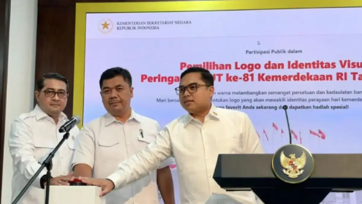 Menteri Ekonomi Kreatif Teuku Riefky Harsya (kiri), Wakil Menteri Sekretaris Negara Juri Ardiantoro (tengah), dan Plt. Deputi Bidang Strategi dan Sistem Komunikasi Bakom RI Fahd Pahdepie (kanan) di Kantor Presiden, Istana Kepresidenan RI, Jakarta, Rabu (24/6/2026), menekan tombol sebagai simbol peluncuran laman resmi logo HUT Ke-81 RI yang dibuka untuk publik. (ANTARA/Genta Tenri Mawangi)
