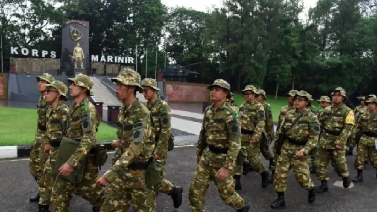 Sejumlah peserta program Sarjana Penggerak Pembangunan Indonesia (SPPI) berlatih Peraturan Baris Berbaris (PBB) saat mengikuti Pelatihan Dasar Kemiliteran (Latsarmil) calon manajer Koperasi Desa Merah Putih (KDMP) di Brigif 1 Marinir Cilandak, Jakarta, Kamis (25/6/2026). (ANTARA/Indrianto Eko Suwarso/tom)