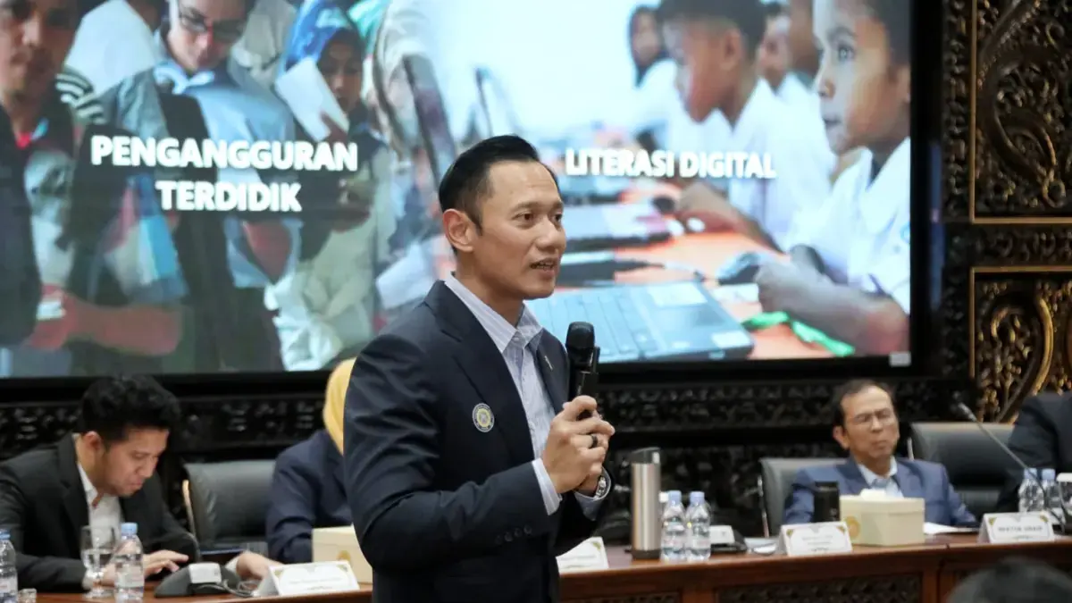 Menteri Koordinator Bidang Infrastruktur dan Pembangunan Kewilayahan Agus Harimurti Yudhoyono (AHY) saat menghadiri pertemuan Dewan Pakar Ikatan Alumni Universitas Airlangga (IKA UNAIR) di Kampus Universitas Airlangga, Surabaya. (Istimewa)