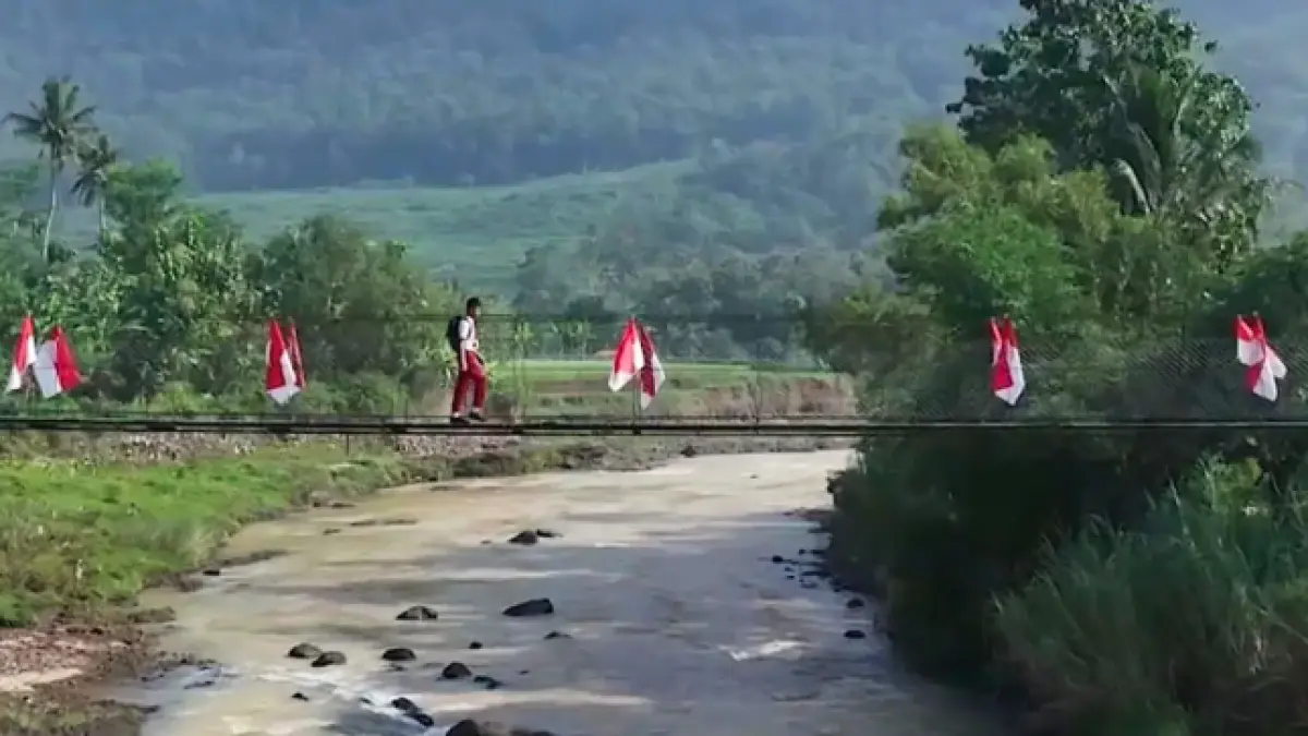 Siswa melintasi jembatan gantung di Desa Sembukan, Wonogiri, Jawa Tengah. ANTARA/HO-BPMI Sekretariat Presiden/aa.