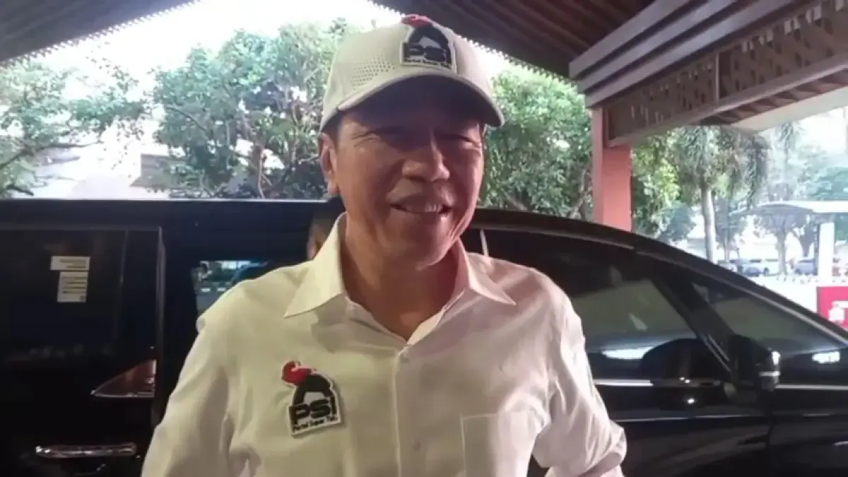 BERANGKAT DARI SOLO: Jokowi dengan kemeja gajah PSI bertolak ke Lampung pada Jumat pagi (26/6). (Dok. PSI)