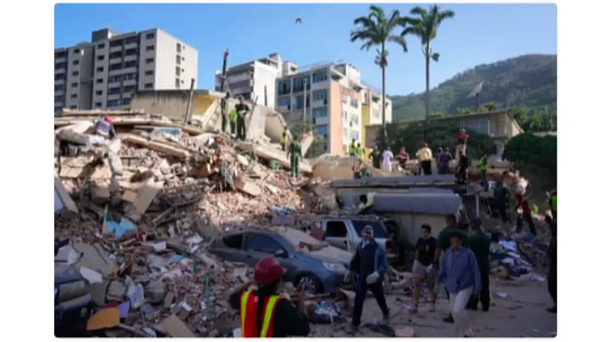 Warga dan petugas penyelamat mencari melalui reruntuhan bangunan yang runtuh di Caracas. (Ariana Cubillos/AP)