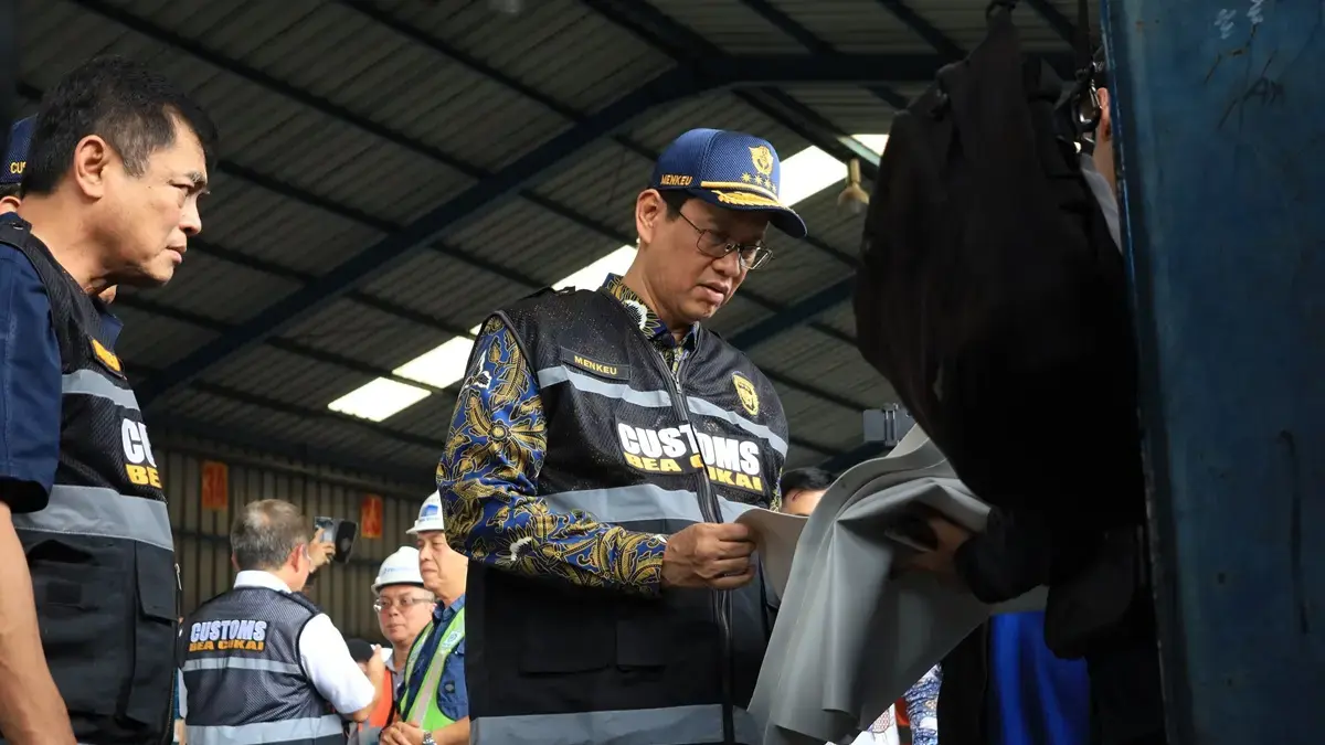 Menteri Keuangan (Menkeu) Purbaya Yudhi Sadewa meminta petugas Direktorat Jenderal Bea dan Cukai bekerja selama 24 jam dengan sistem shift. (dok. Kemenkeu)
