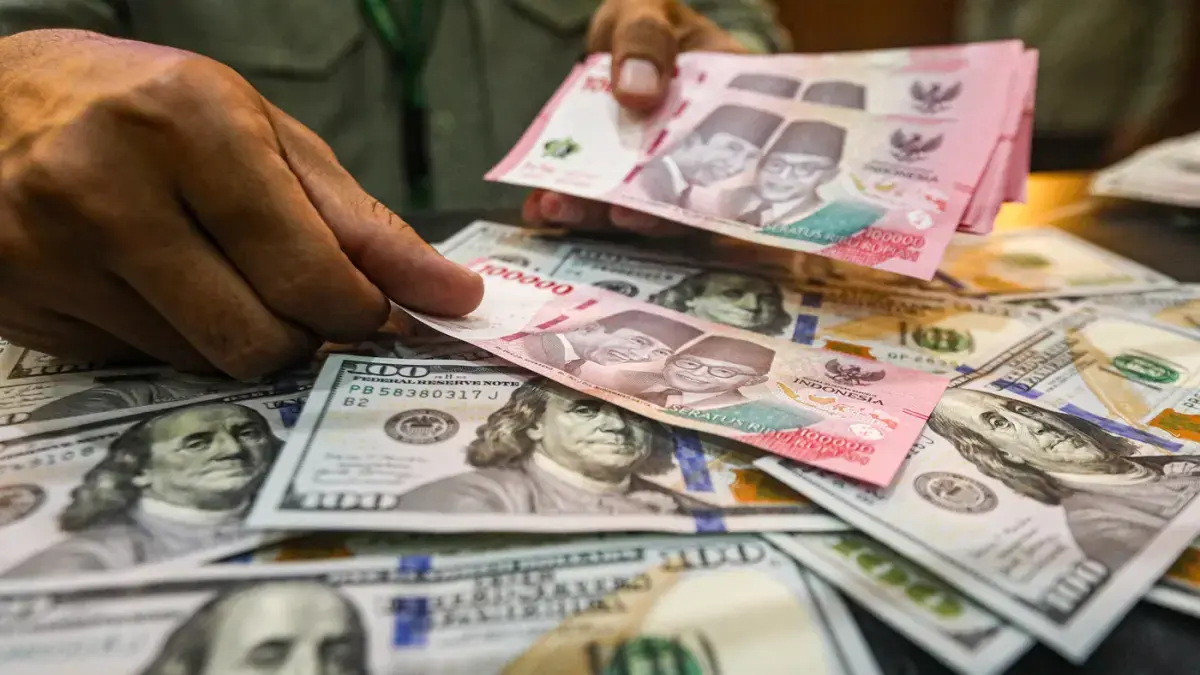 Karyawan menghitung uang pecahan rupiah dan dolar Amerika Serikat (AS) di gerai penukaran mata uang asing Dolar Asia, Jakarta. (Salman Toyibi/Jawa Pos)