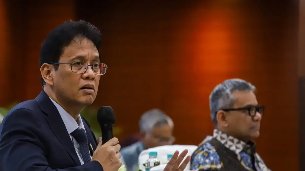 Menteri Keuangan Purbaya Yudhi Sadewa (kiri) tegaskan tidak ada kenaikan tarif pajak. (Salman Toyibi/Jawa Pos)