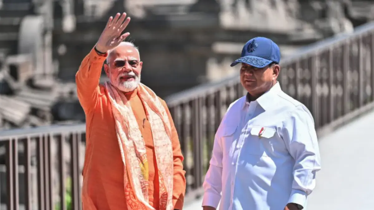 Presiden Prabowo Subianto (kanan) mendampingi Perdana Menteri (PM) India Narendra Modi (kiri) saat mengunjungi Candi Prambanan di Sleman, DI Yogyakarta, Rabu (8/7/2026). (ANTARA FOTO/Bayu Pratama S/sth/wsj)