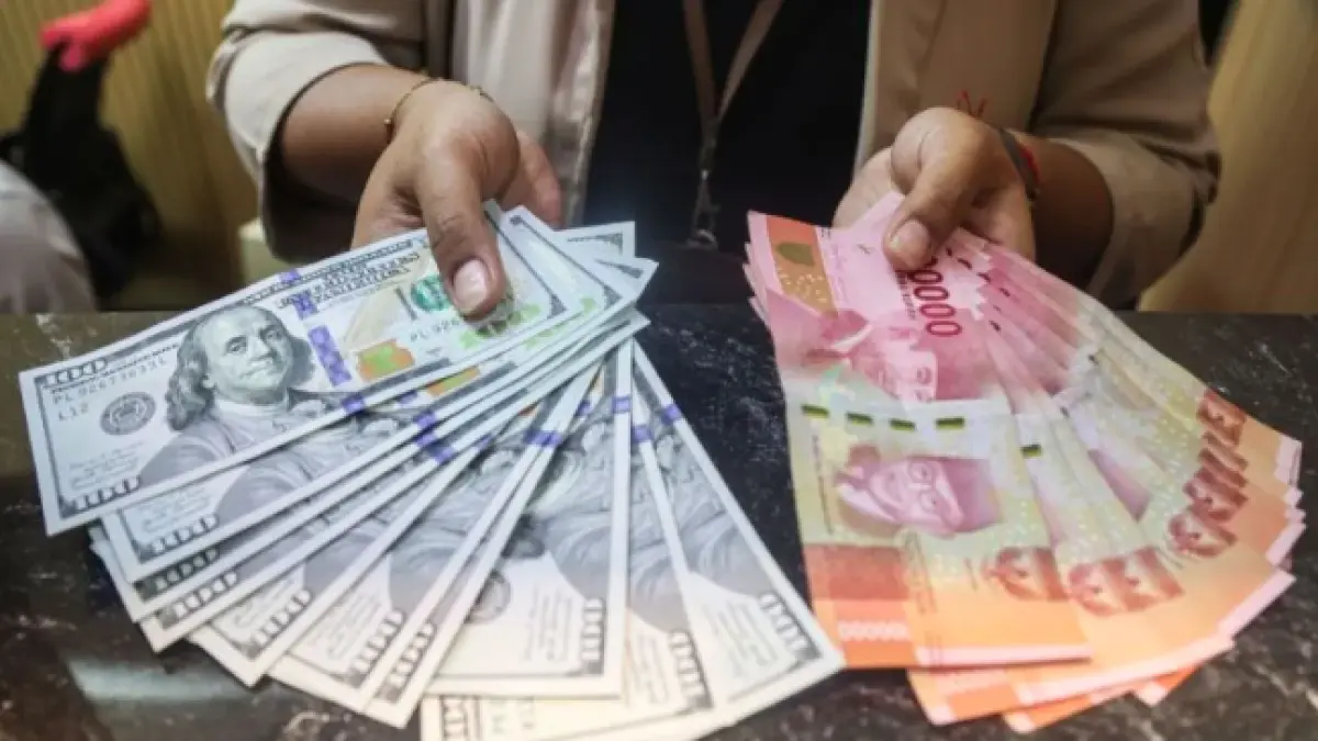 Karyawan menunjukkan uang pecahan rupiah dan dolar Amerika Serikat (AS) di gerai penukaran uang asing Dolarasia Money Changer Cibubur, di Jatisampurna, Bekasi, Jawa Barat, Kamis (9/7/2026). ANTARA FOTO/Darryl Ramadhan/kye.