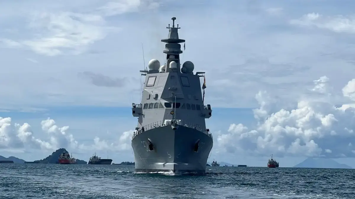 KRI Prabu Siliwangi-321 memasuki Perairan Indonesia. Kapal itu sudah menuntaskan pelayaran panjang dari Italia. (TNI AL)