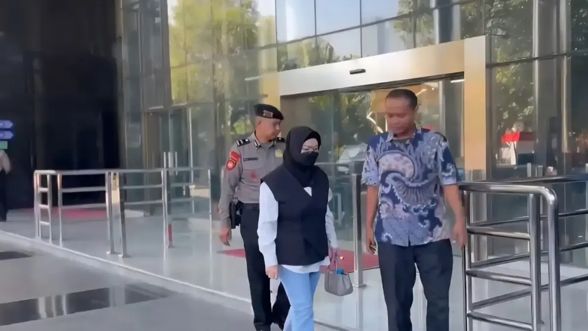 Bupati Sukoharjo Etik Suryani tiba di Gedung Merah Putih Komisi Pemberantasan Korupsi (KPK), Jakarta, Jumat (10/7). (Istimewa)