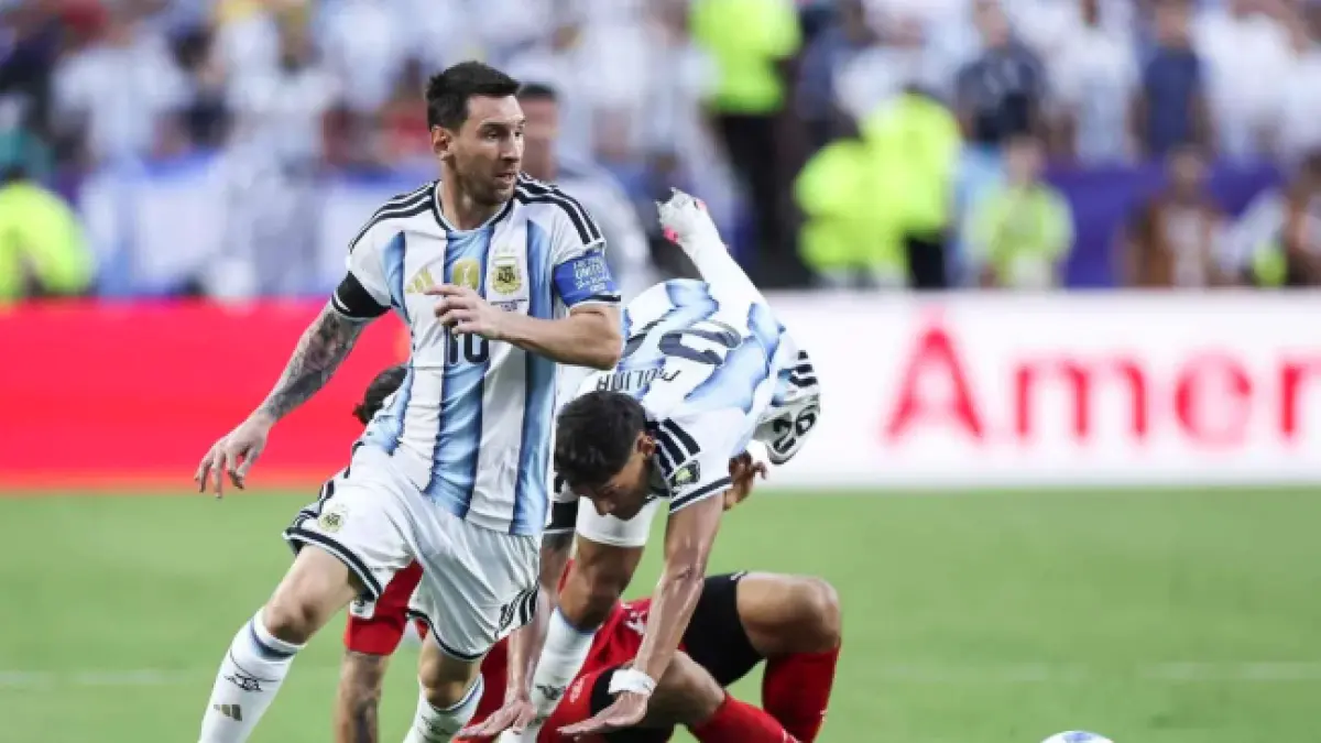 Pesepakbola Argentina Lionel Messi (kiri) dan Nahuel Molina (kanan) berusaha melewati pesepakbola Swiss saat bertanding perempat final Piala Dunia FIFA 2026 di Stadion Kansas City di Kansas City, Amerika Serikat, Sabtu (11/7/2026). Argentina menang 3-1 atas Swiss dan lolos ke semifinal. ANTARA FOTO/(Xinhua/Li Ming/YU