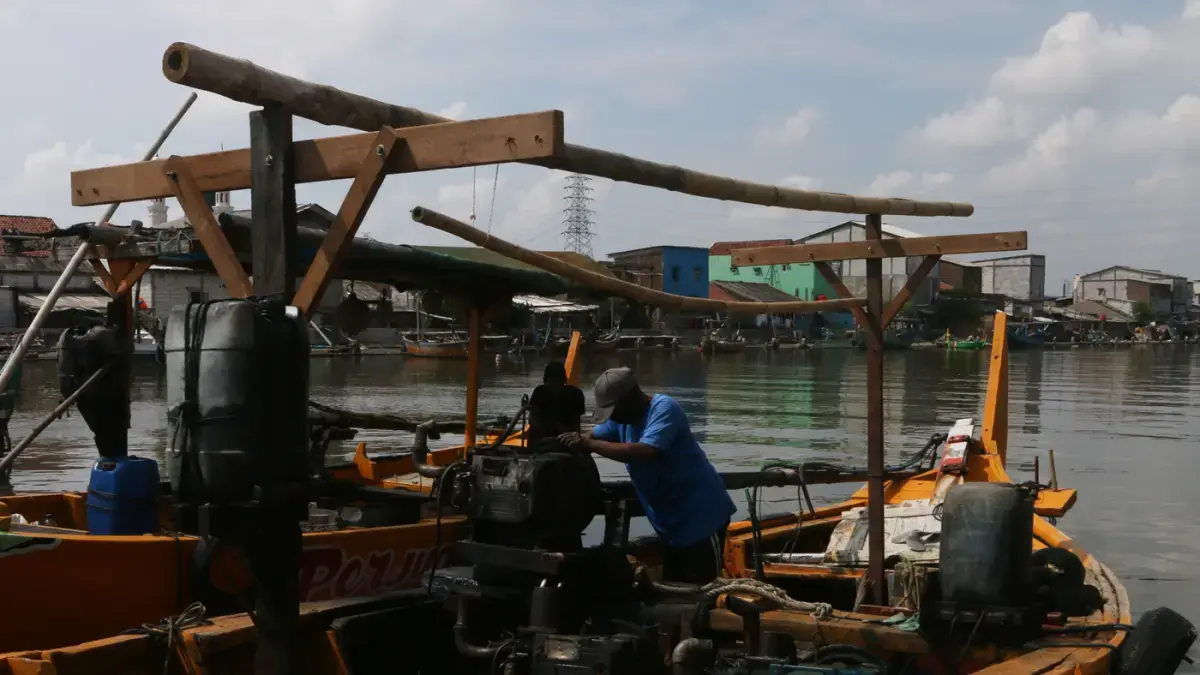 Ilustrasi nelayan di dermaga Tambaklorok, Semarang. (Nur Chamim/Jawa Pos Radar Semarang)