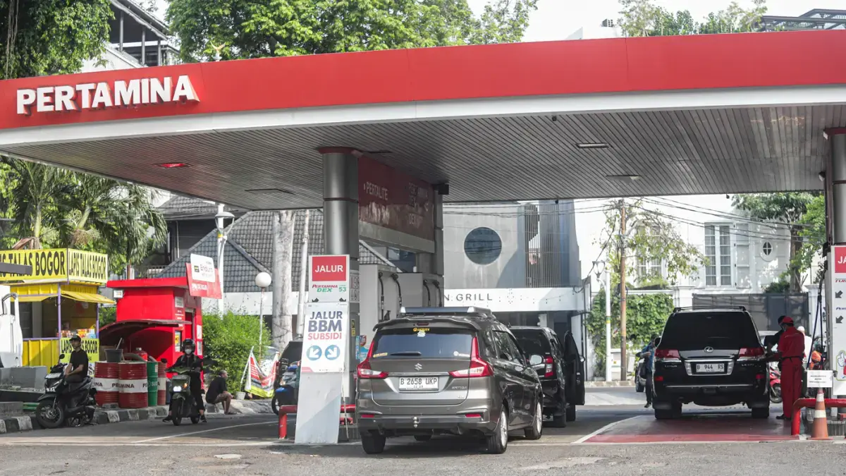 Petugas melayani pengisian bahan bakar minyak (BBM) jenis Pertamax di SPBU Pertamina Menteng, Jakarta. (Salman Toyibi/Jawa Pos)