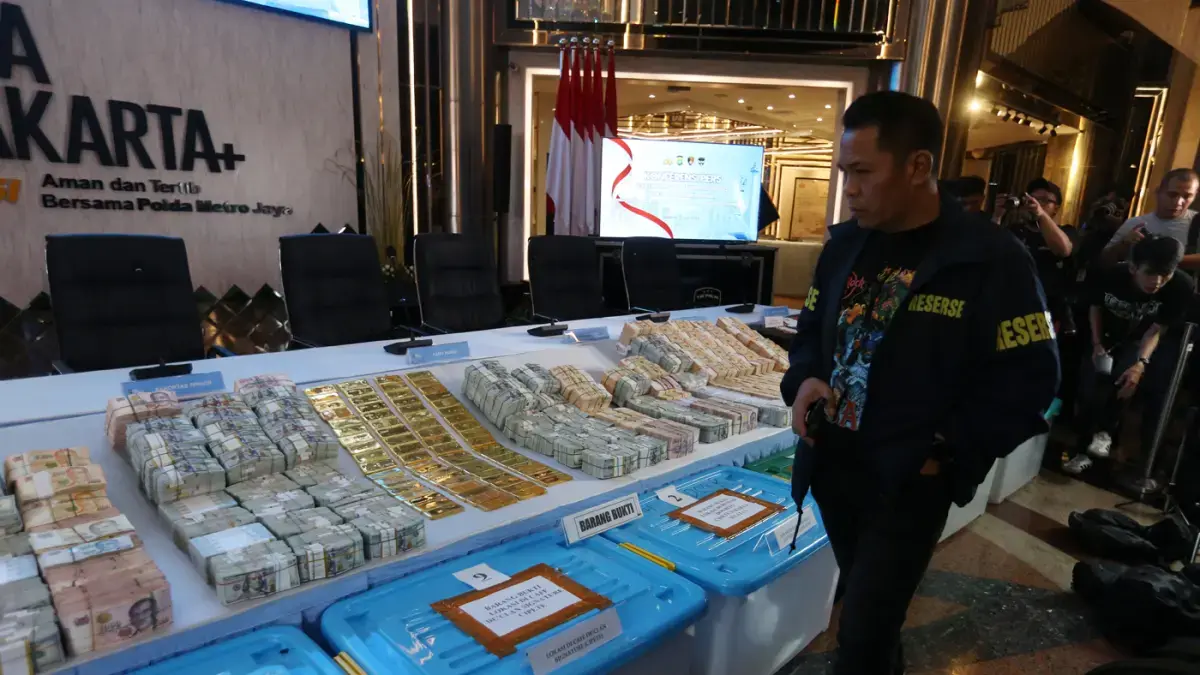 Barang bukti emas dan sejumlah uang saat ditampilkan pada konferensi pers di Polda Metro Jaya, Jakarta, Jumat (10/7/2026). (Dery Ridwansah/ JawaPos.com)