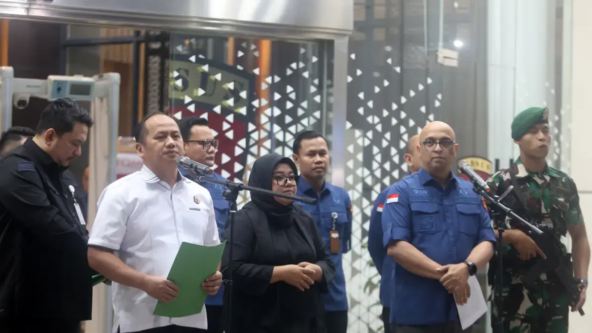 Direktur Penyidikan Jampidsus Kejagung Syarief Sulaemandi bersama Kapuspenkum Kejagung Anang Supriatna (baju putih). (Dery Ridwansah/ JawaPos.com)