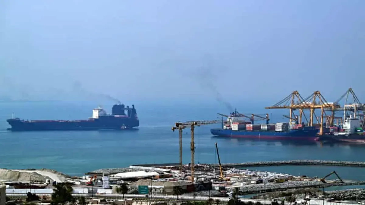 Kapal-kapal berlabuh di Teluk Oman di tengah memanasnya sengketa AS-Iran terkait Selat Hormuz (The Guardian)