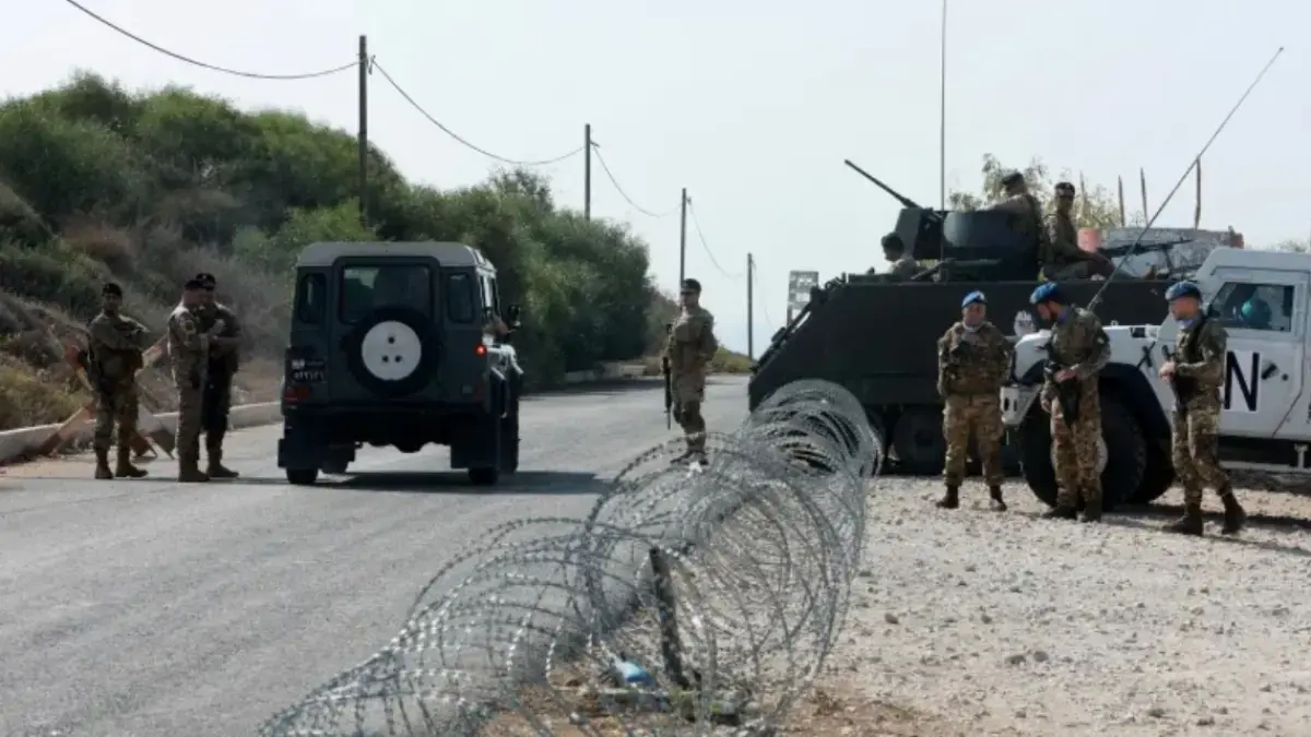 Pasukan UNIFIL dan tentara Lebanon berjaga di sebuah pos pemeriksaan di Naqoura, dekat perbatasan Lebanon-Israel, di Lebanon selatan. (Aziz Taher/Reuters)
