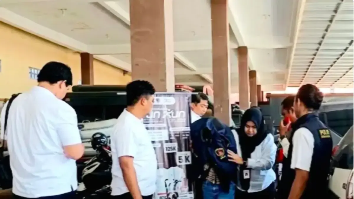 DIMINTAI KETERANGAN: Seorang polwan mengawal korban rudapaksa menuju ruang pemeriksaan di kantor Satreskrim Polres Sampang. (Ubaidillahir Ra’ie/Radar Madura)