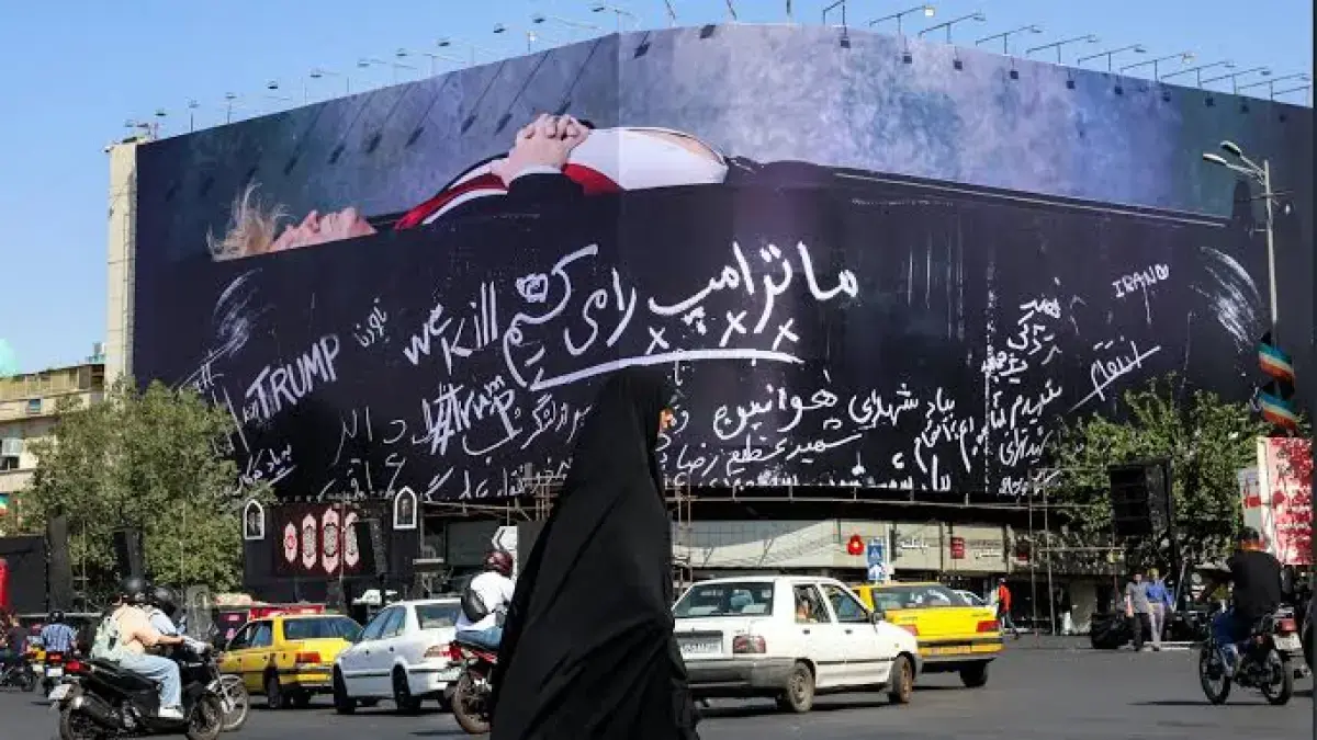 Gambar Donald Trump berbaring dalam peti mati, menjadi simbol perlawanan bangsa Iran terhadap agresi Barat di negaranya. (Facebook)