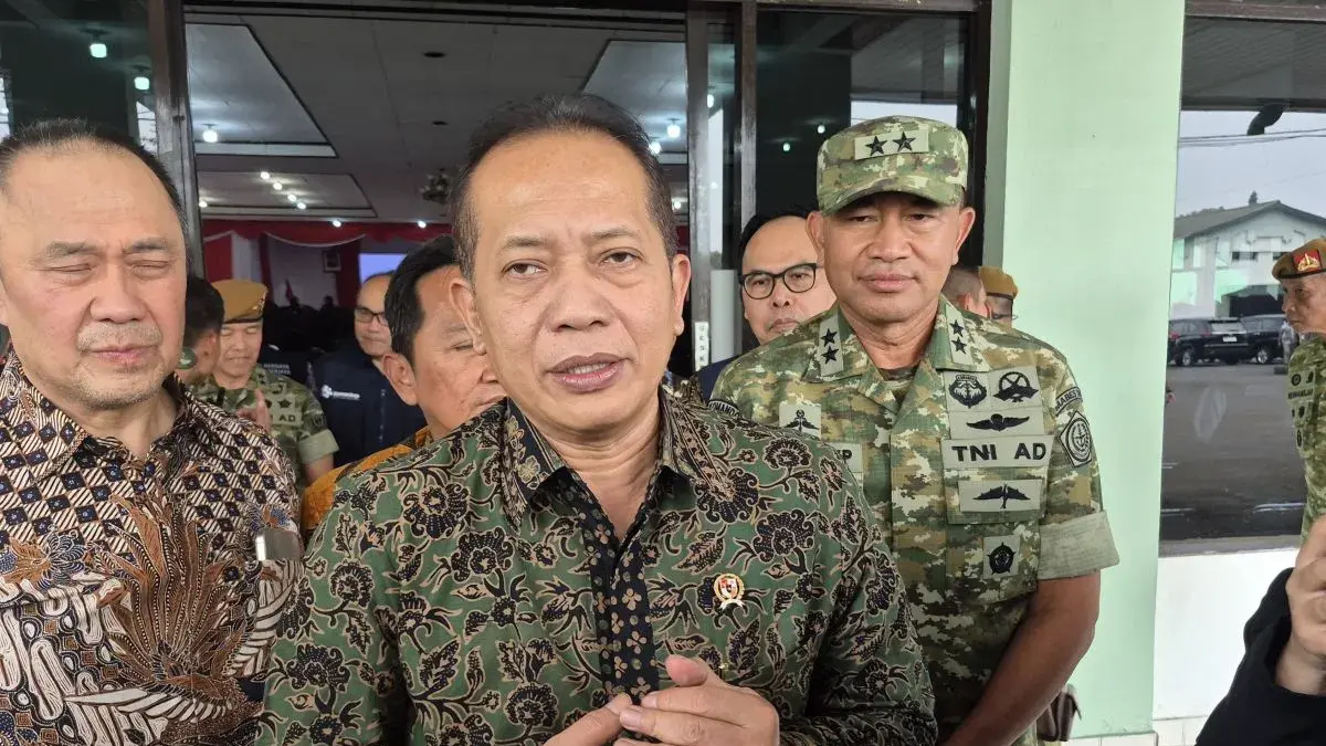 Menteri Koperasi (Menkop) Ferry Juliantono saat diwawancarai oleh para awak media di Pusdik Armed Cimahi, Jawa Barat, pada Jumat (17/7/2026). ANTARA/Ilham Nugraha.
