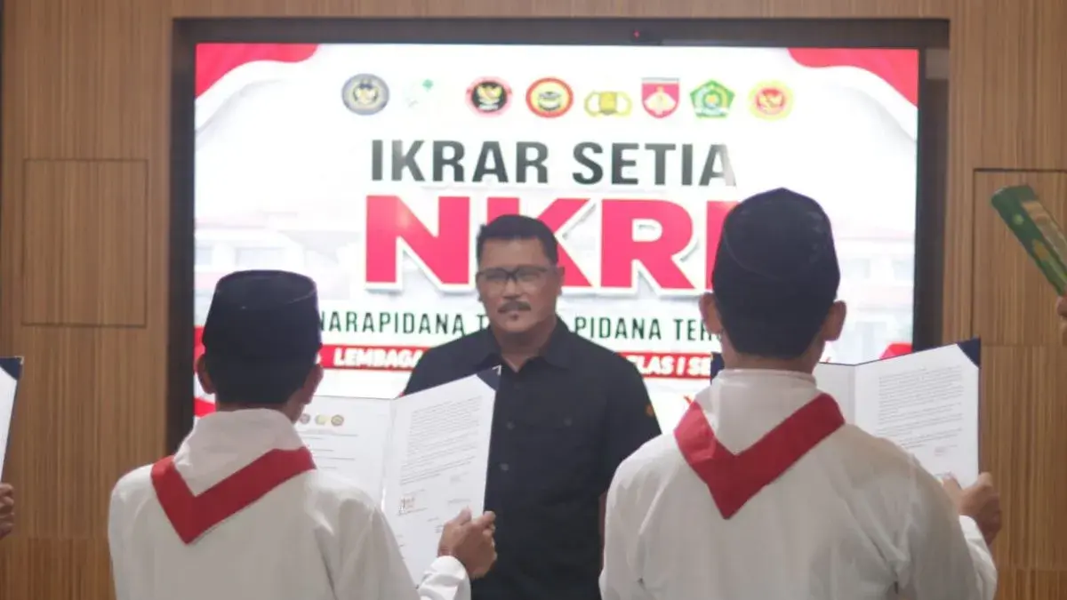 Tiga narapidana kasus tindak pidana terorisme penghuni Lapas Semarang, Jawa Tengah, menyatakan ikrar setia kepada Negara Kesatuan Republik Indonesia (NKRI) di Semarang, Jumat (17/7/2026). ANTARA/HO-Lapas Semarang
