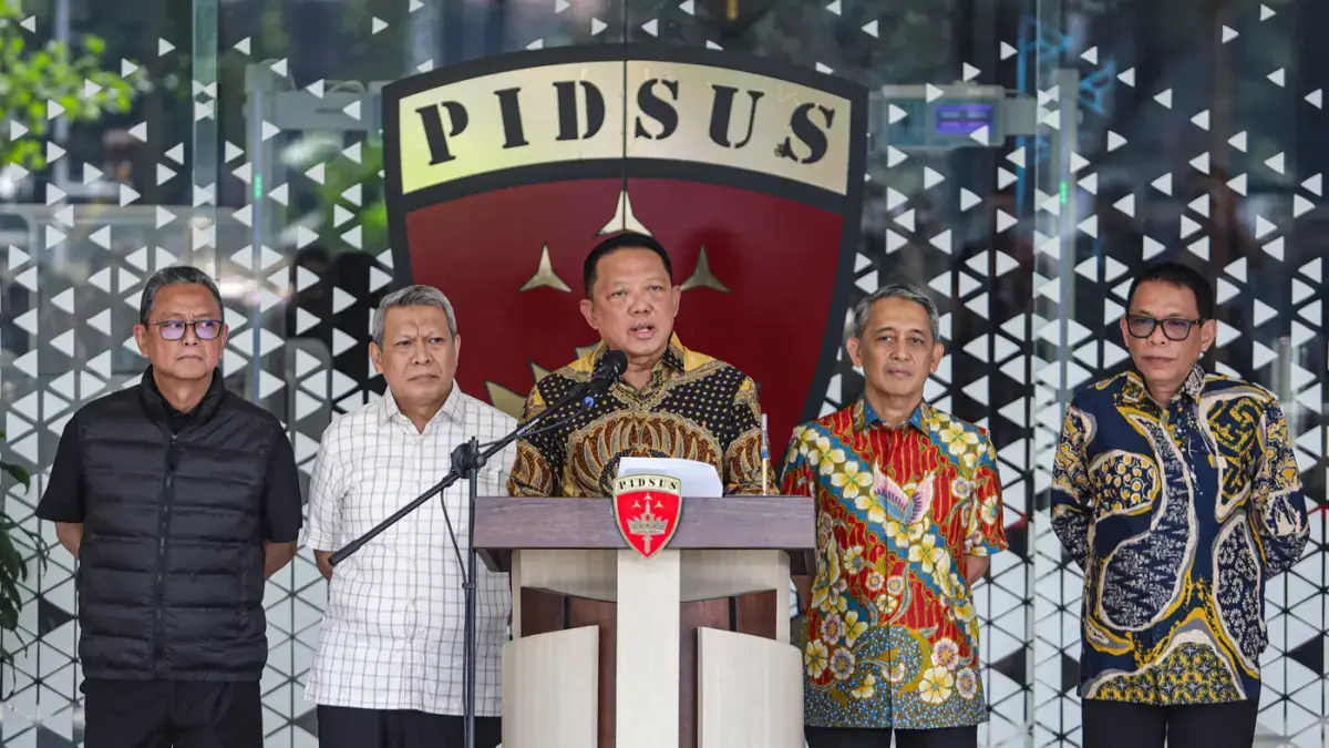 Jaksa Agung Muda Tindak Pidana Khusus (Jampidsus) Febrie Adriansyah (tengah) memberikan keterangan pers di Gedung Bundar, Kejaksaan Agung, Jakarta, Jumat (10/7/2026). (Salman Toyibi/Jawa Pos)

