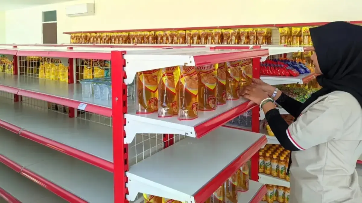 Pegawai gerai Kopdes Merah Putih Desa Bulusulur, Wonogiri menata stok barang, Kamis (16/7/2026). (IWAN ADI/RADAR SOLO)