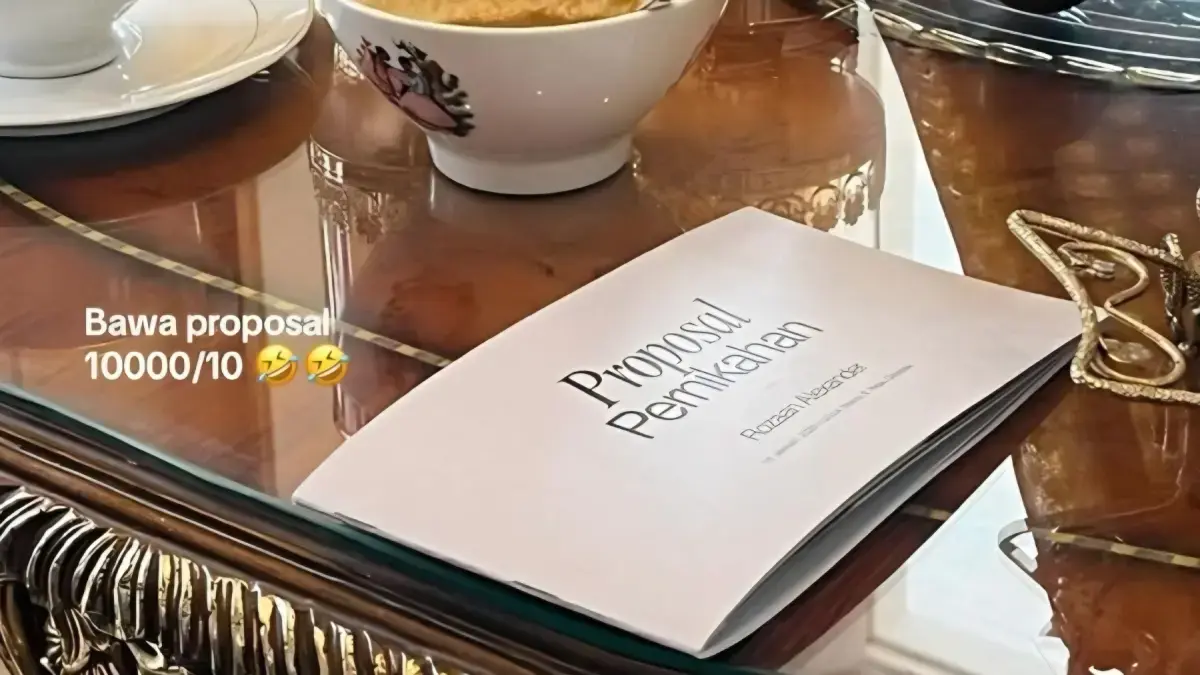 Proposal pernikahan yang bikin Rozaan Alexander viral usai melamar kekasihnya di Makassar. (TikTok @sheisblackbird)