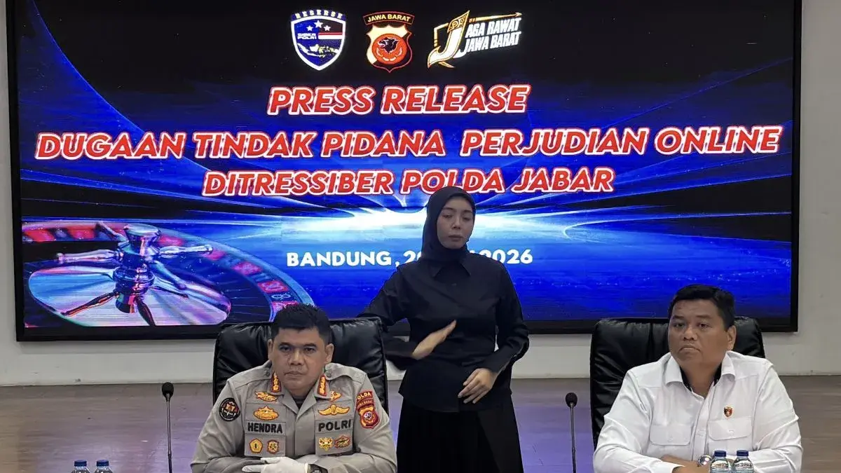 Kabid Humas Polda Jawa Barat Kombes Pol. Hendra Rochmawan bersama Direktur Reserse Siber Polda Jawa Barat Kombes Pol. Fian Yunus saat merilis pengungkapan kasus jaringan judi online di Mapolda Jabar, Kota Bandung, Senin (20/7/2026). ANTARA/Rubby Jovan