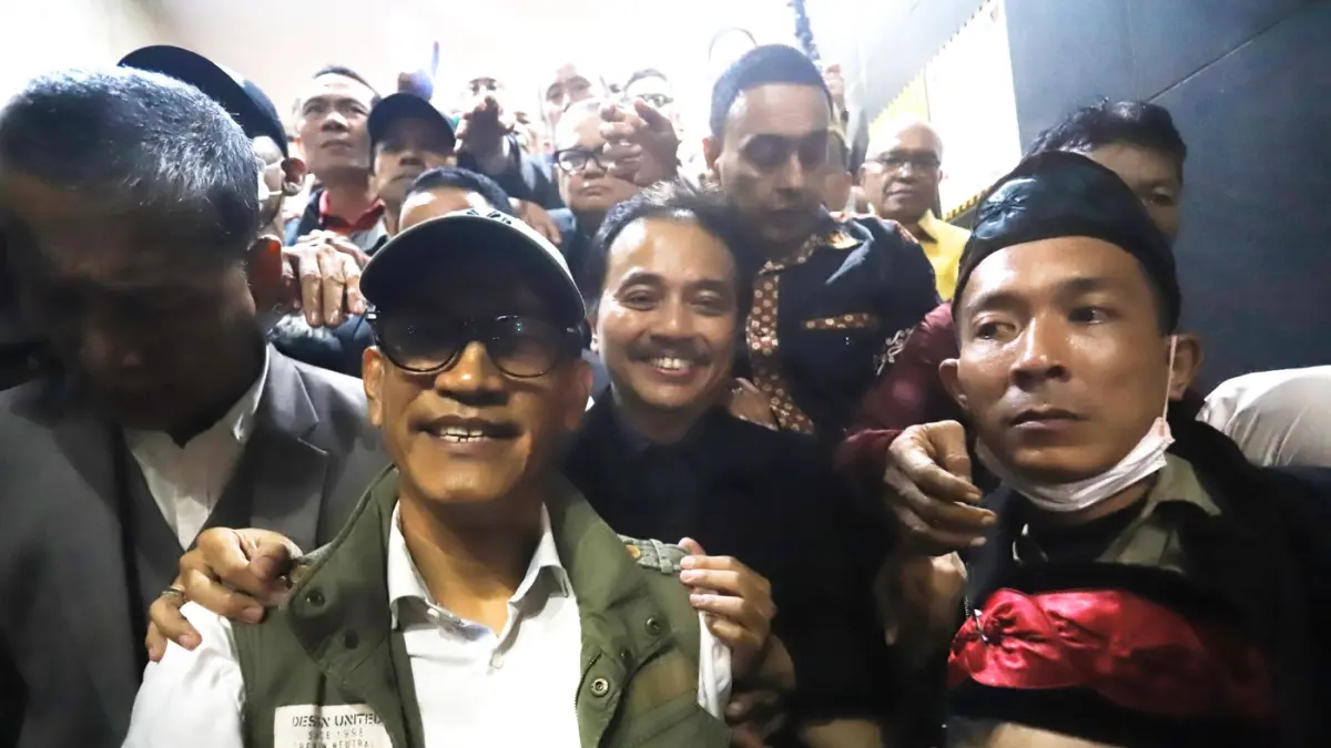 Pakar telematika Roy Suryo dan dua rekannya usai menjalani pemeriksaan perdana 
