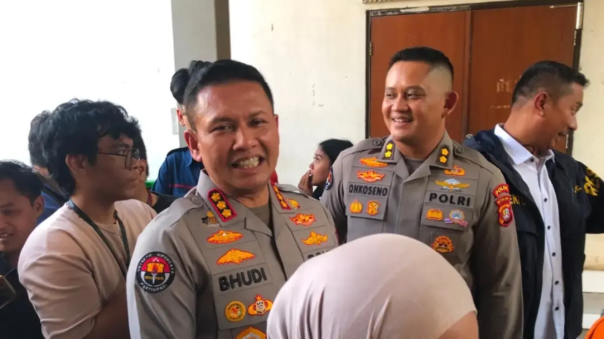 Kabid Humas Polda Metro Jaya Kombes Budi Hermanto menjelaskan beberapa hal terkait isu terkini. Diantaranya kasus dugaan korupsi yang melibatkan Febrie Adriansyah dan teror di SDN Srengseng Sawah 15 Pagi hari ini (13/7). (Sahrul Yunizar/JawaPos.com)