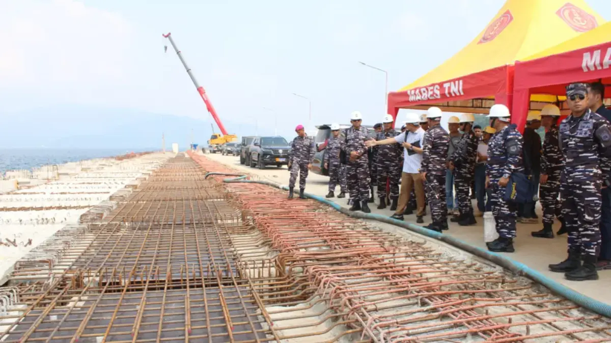 Panglima Koarmada Republik Indonesia Laksamana Madya TNI Denih Hendrata memeriksa kesiapan Lanal Lampung sebagai lokasi sandar dan labuh kapal induk Guseppe Garibaldi. (Koarmada Republik Indonesia)

