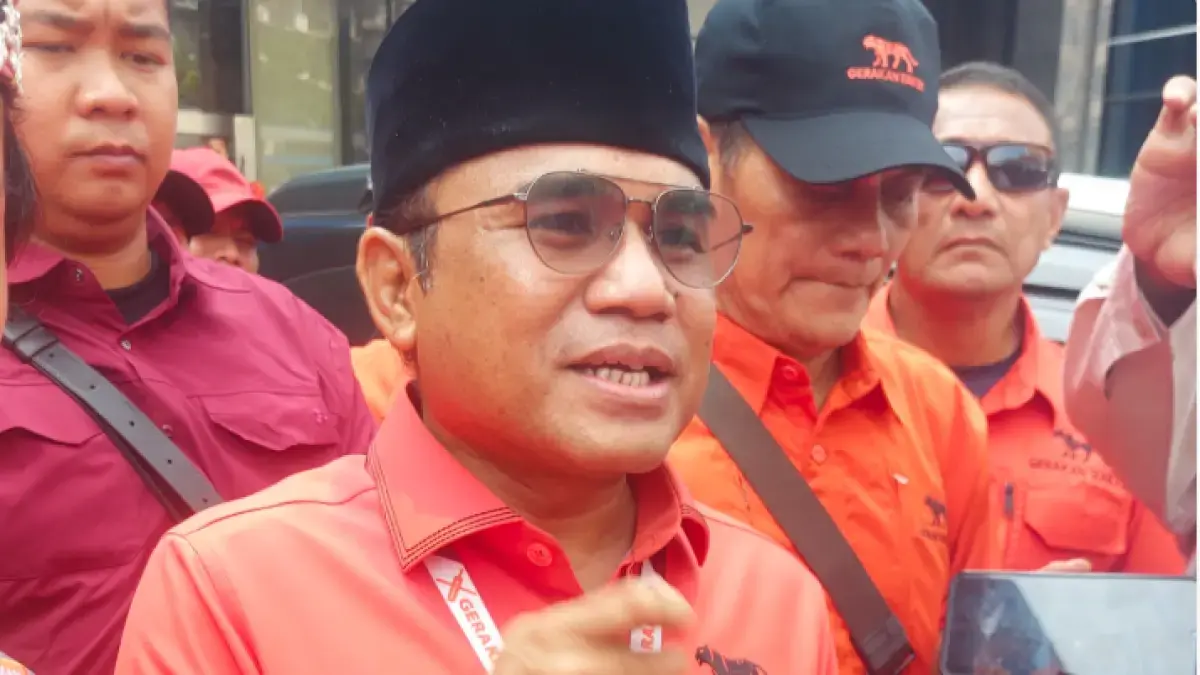 Ketua Umum Partai Gerakan Rakyat Sahrin Hamid usai melakukan pendaftaran sebagai partai politik ke Kementerian Hukum (Kemenkum) RI, Kamis (23/7). (Ryandi Zahdomo/JawaPos.com)