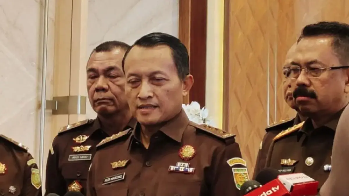 Jaksa Agung Muda Bidang Pengawasan Kejaksaan Agung Rudi Margono (tengah) memberikan keterangan pers di Gedung Kejaksaan Agung, Jakarta, Jumat (24/7/2026). ANTARA/Nadia Putri Rahmani/am.