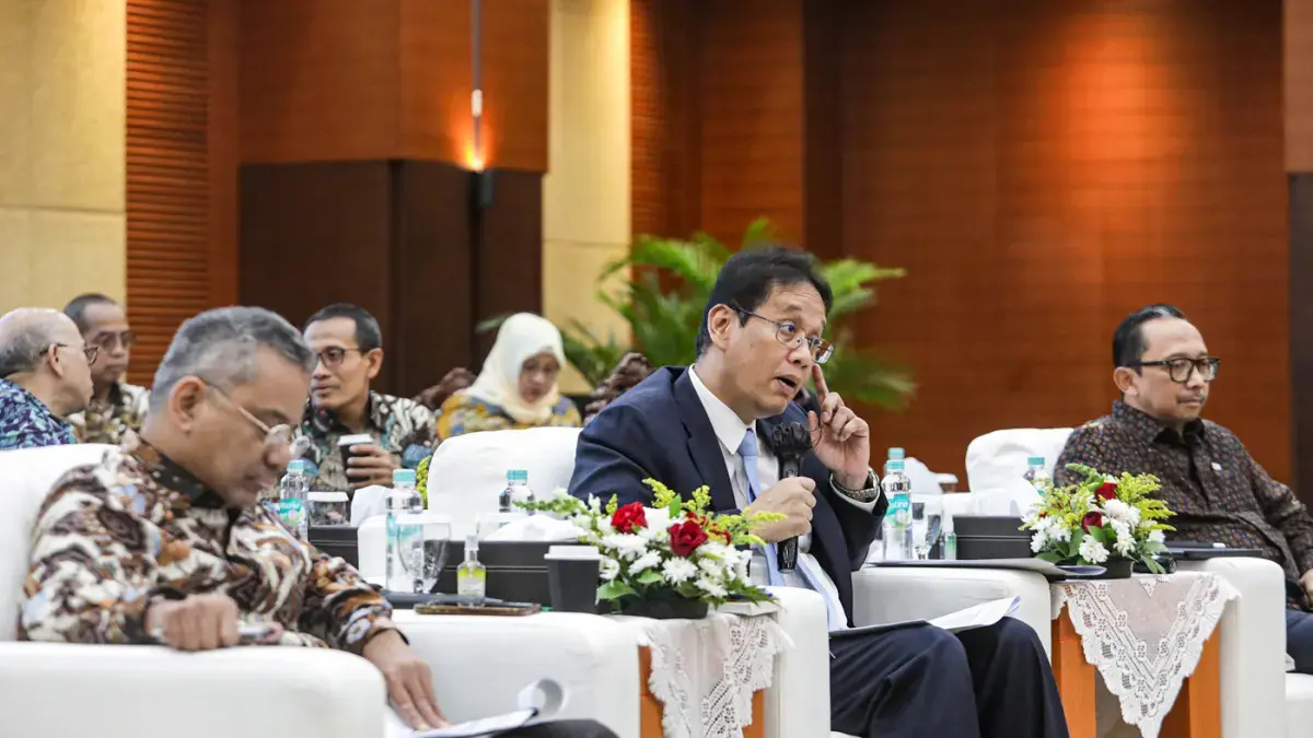 Menteri Keuangan Purbaya Yudhi Sadewa (tengah) bersama Wakil Menteri Keuangan Suahasil Nazara (kiri) dan Wakil Menteri Keuangan Juda Agung pada konferensi pers APBN KiTa di Jakarta, Selasa (21/7/2026). (Salman Toyibi/Jawa Pos)
