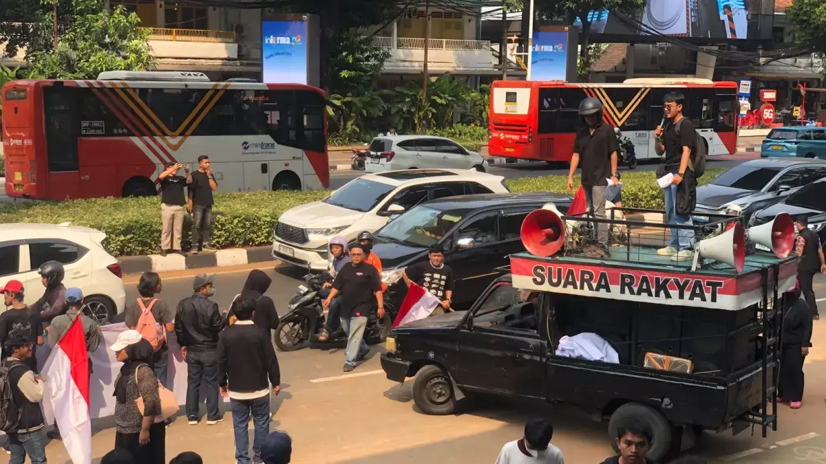 Sejumlah pendemo yang tergabung dalam Koalisi Masyaralat Sipil Antikorupsi menggeruduk Gedung Kejaksaan Agung (Kejagung), Jakarta Selatan (Jaksel), pada Jumat siang (24/7). (Syahrul Yunizar/ JawaPos.com)