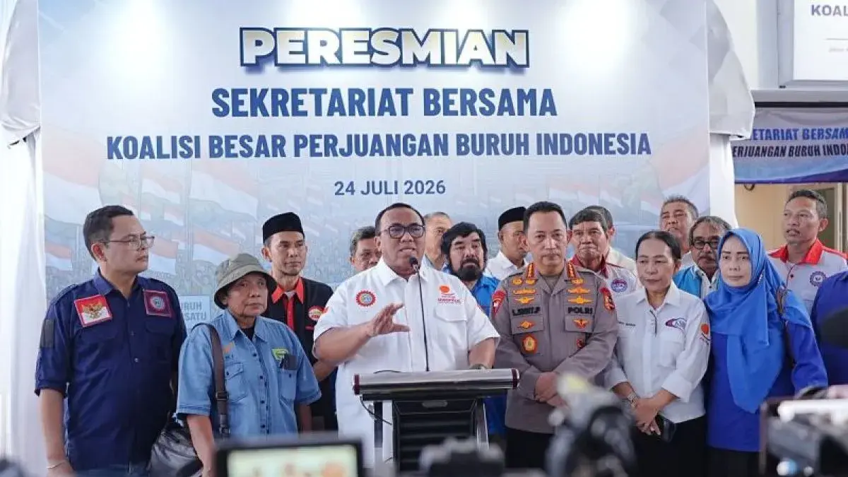 Presiden Konfederasi Serikat Pekerja Seluruh Indonesia (KSPSI) Andi Gani Nena Wea (ketiga kiri) dan Kapolri Jenderal Polisi Listyo Sigit Prabowo (tengah) saat peresmian Sekretariat Bersama Koalisi Besar Perjuangan Buruh Indonesia di Jakarta Selatan, Jumat (24/7/2026). ANTARA/HO-KSPSI