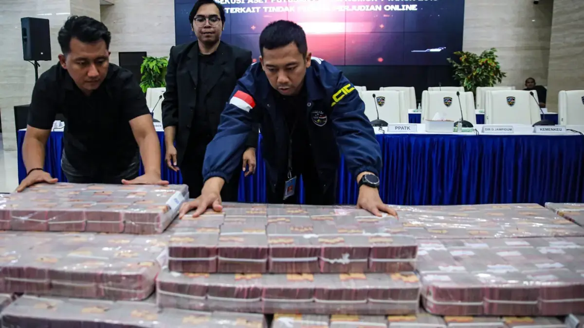 ILUSTRASI: Petugas menata barang bukti uang saat acara Penyerahan Tanggung Jawab Dan Eksekusi Atas Harta Kekayaan Hasil Tindak Pidana Pencucian Uang Yang Berasal Dari Judi Online, Jakarta, Kamis (5/3/2026). (Salman Toyibi/Jawa Pos)