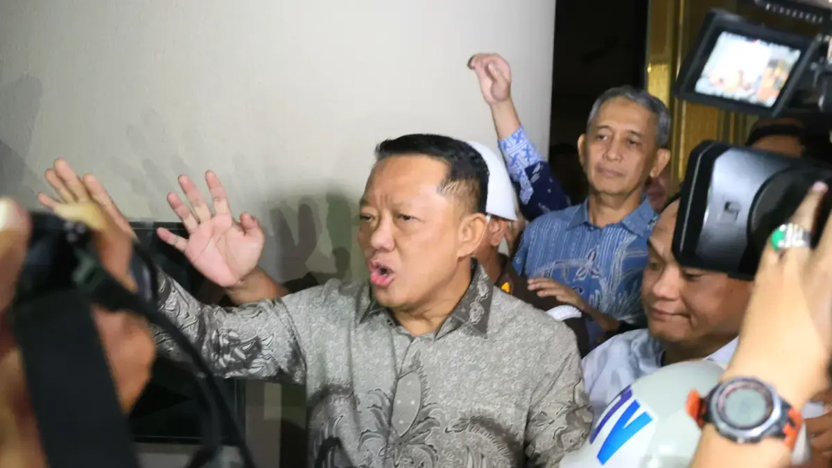 Tersangka dugaan korupsi TPPU yangjuga mantan Jaksa Agung Muda Tindak Pidana Khusus (Jampidsus) Febrie Adriansyah usai menjalani pemeriksaan di Gedung Kejaksaan Agung, Jakarta, Jumat (24/7/2026). (Dery Ridwansah/ JawaPos.com)