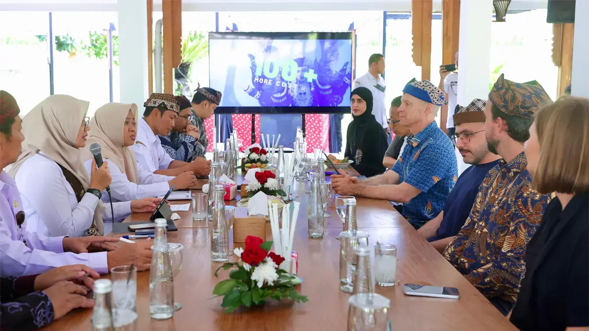 Bupati Banyuwangi Ipuk Fiestiandani bertemu Pejabat Senior Menteri Perubahan Iklim dan Lingkungan Uni Emirat Arab Ahla Abdulmuhsen, Direktur Clean Rivers UEA Reinier Van Der Lely, Senior Manager Clean Rivers UEA Maryam Al Memari, Manager Clean Rivers UEA Aza Wee Sile di Pendopo Sabha Swagata, Banyuwangi, Rabu (29/7/2026). (Istimewa).