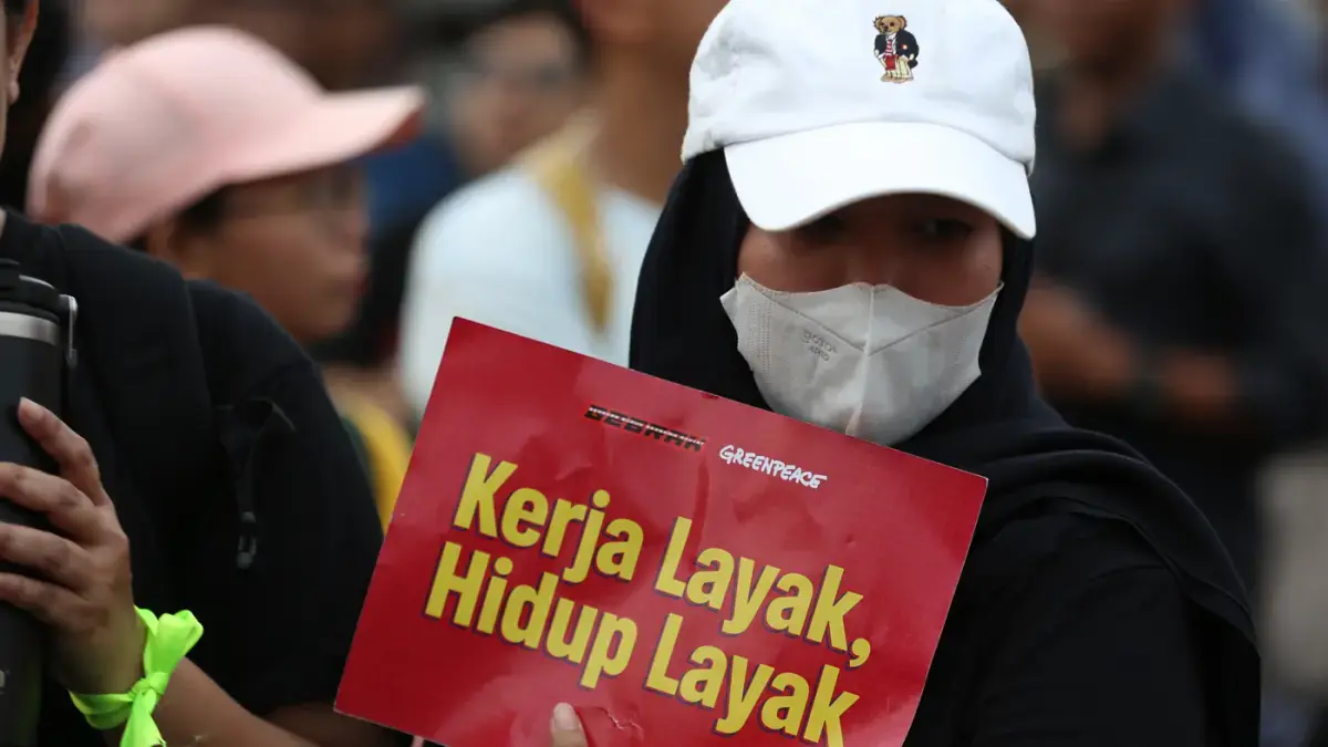 Pengunjuk rasa memperingati Hari Buruh Internasional atau May Day 2026 di depan gedung DPR RI, Jakarta. (Dery Ridwansah/ JawaPos.com)