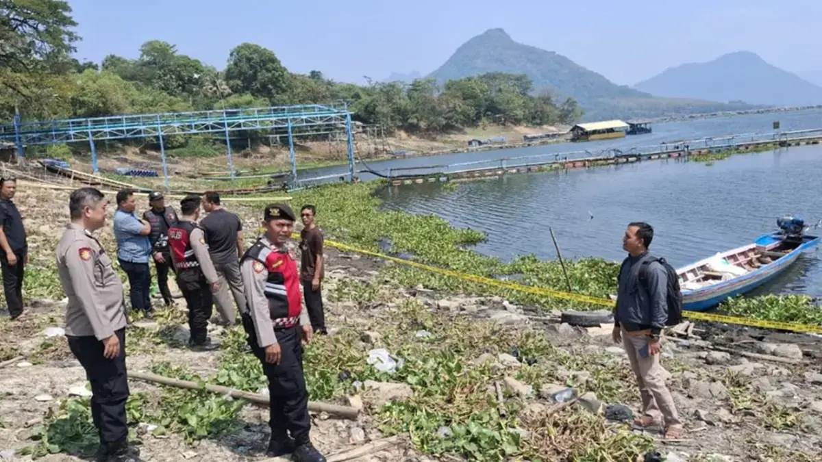 Seorang satpam Waduk Jatiluhur, Purwakarta berinisial S, 43, ditemukan tewas dalam keadaan berseragam lengkap di perairan kawasan tersebut (Tribata News Polda Jabar)