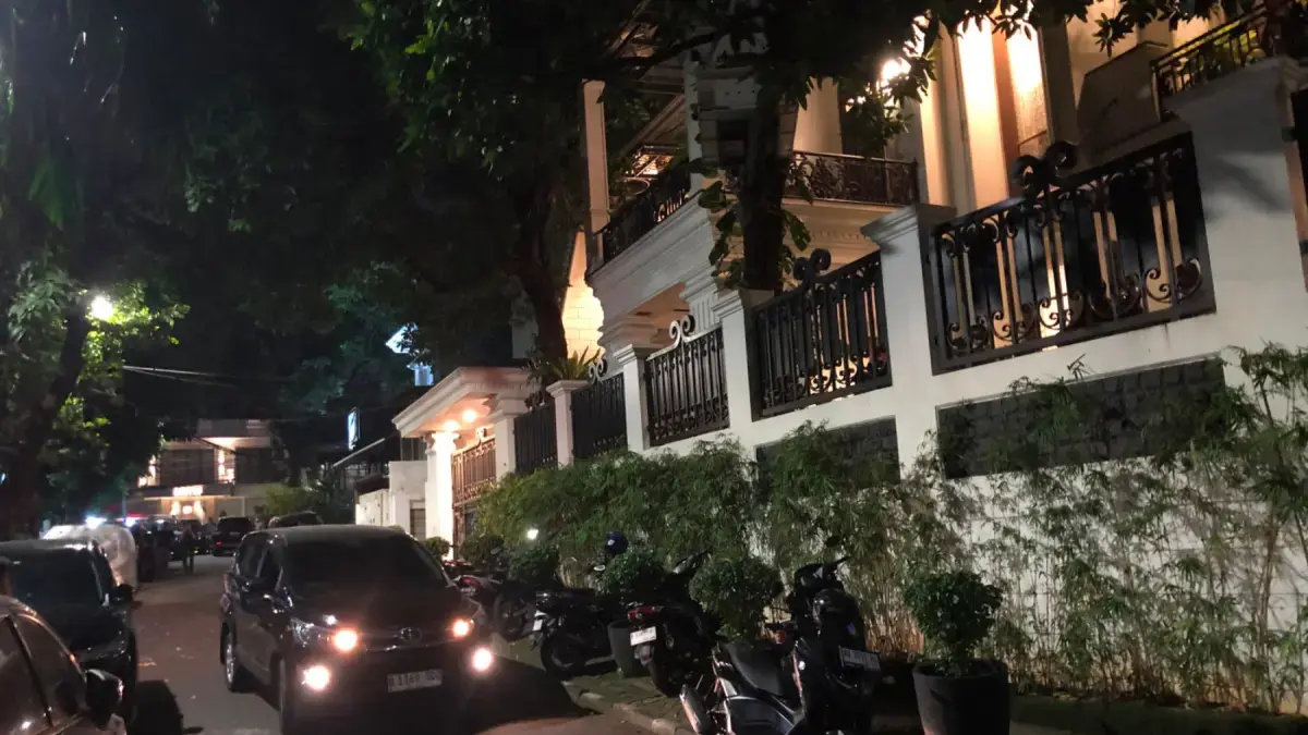Aktivitas di sekitar rumah mantan Jampidsus Kejagung Febrie Adriansyah pada Rabu (8/7) malam. (Sahrul Yunizar/JawaPos.com)

