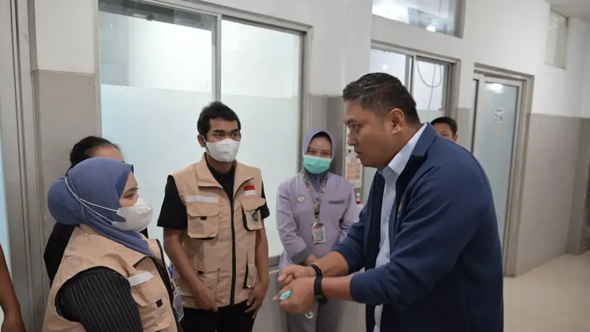 Kepala Badan Gizi Nasional (BGN), Sudaryono, menjenguk para korban dugaan keracunan Makan Bergizi Gratis (MBG) di Kota Semarang, Sabtu (1/8). (Istimewa)