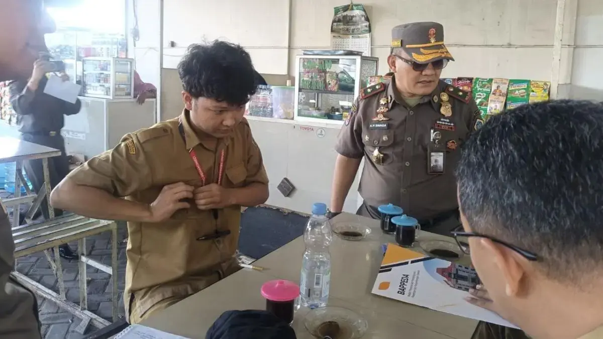 Satpol PP Gresik lakukan sidak dan menemukan 18 ASN ngopi saat jam kerja. (Istimewa)