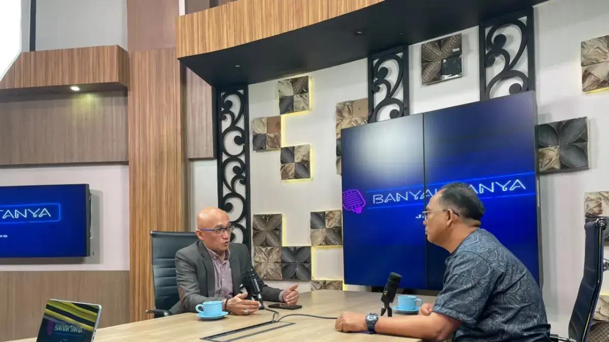 Wakil Rektor I Universitas Lambung Mangkurat Iwan Aflanie saat menjadi narasumber dalam podcast Banyak Tanya by Jawa Pos di Jakarta pada Jumat (31/7). (Renda Eko Riyadi/JawaPos.com)

