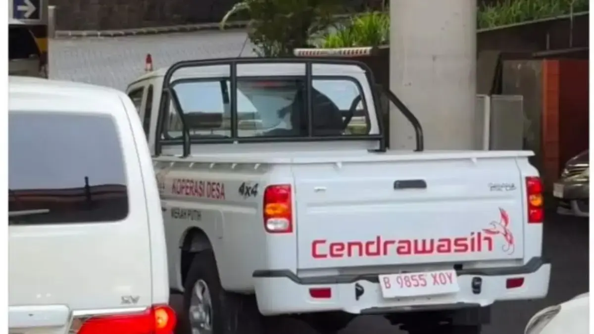 Mobil pikap bertuliskan Koperasi Desa Merah Putih (KDMP) terparkir di kawasan Solo Paragon Mall. Netizen menduga kendaraan itu digunakan untuk kepentingan pribadi sehingga menuai kritik. (Radar Solo)

