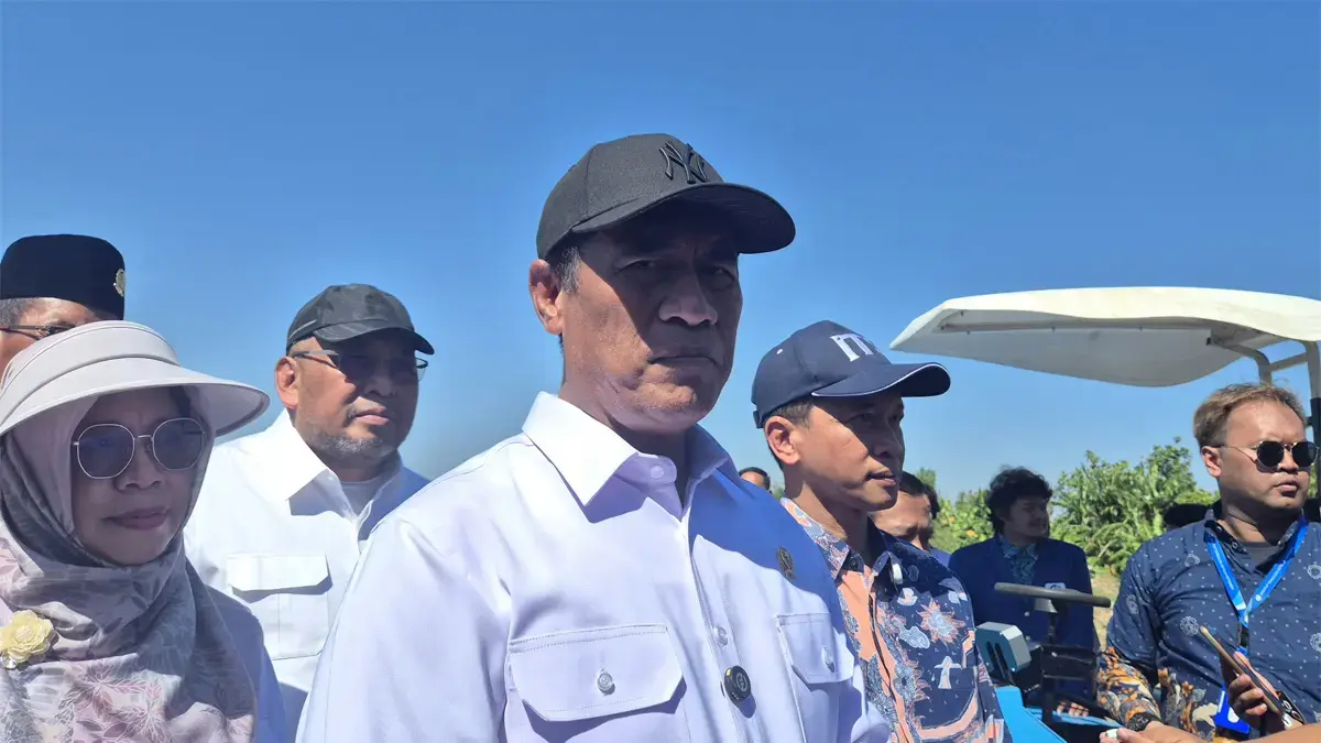 Mentan Andi Amran menanggapi isu Wamentan, Sudaryono menjadi Kepala BGN, menggantikan Nanik S Deyang, Sidoarjo, Rabu (22/7). (Novia Herawati/ JawaPos.com)