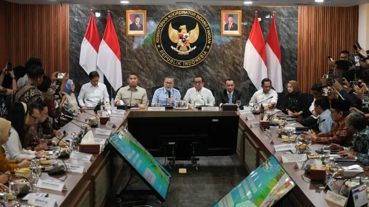 Menko Bidang Pangan Zulkifli Hasan (Zulhas) saat memimpin rapat koordinasi terbatas di Kantornya, Kamis (6/8). (Istimewa)

